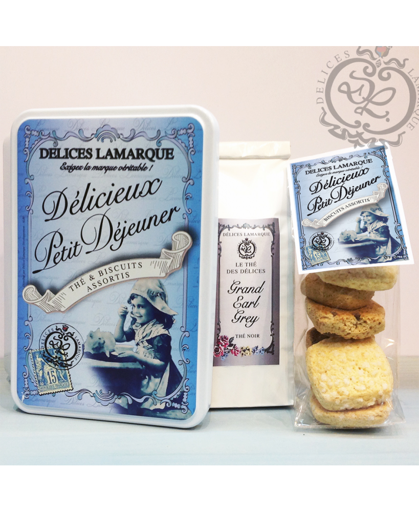 Un sachet de 100g de thé accompagné d'un assortiment de biscuits artisanaux.